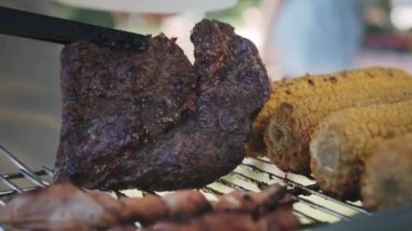 Et ve mısırın barbekü videosunu kapat. 8K 'da kırmızı helyum kamerayla çekildi.. 