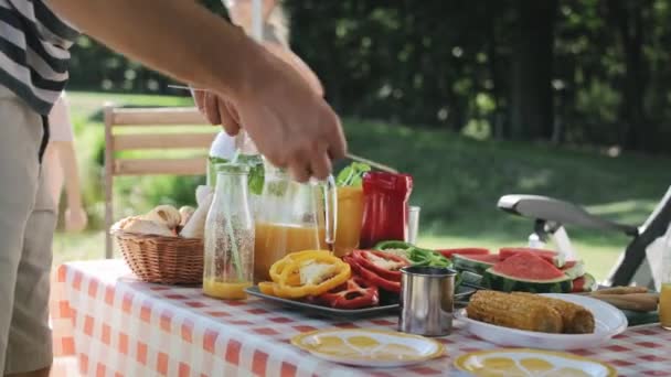 Vídeo Colocar Mesa Contra Fundo Das Crianças Brincando Tiro Com — Vídeo de Stock