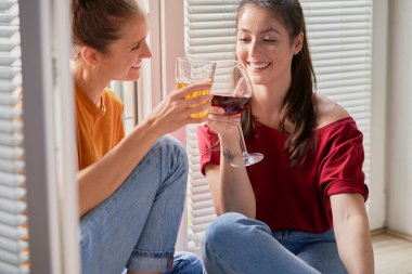 Kadınlar balkon penceresinin yanında dinleniyorlar.