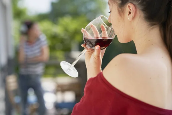 女性の屋外でワインを飲むの背面図 — ストック写真