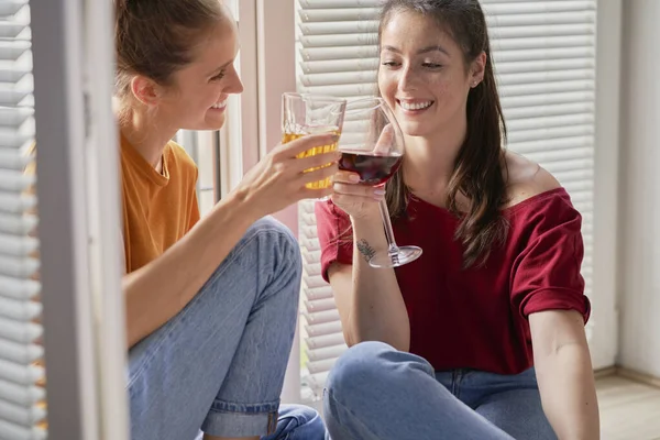 Mujeres Relajándose Junto Ventana Del Balcón — Foto de Stock