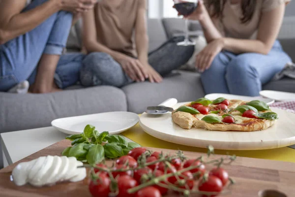 Detalj Hemlagad Pizza Och Vin Bakgrunden — Stockfoto