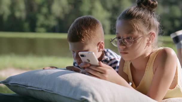Video Van Kinderen Die Tijd Doorbrengen Met Mobiele Telefoon Vakantie — Stockvideo