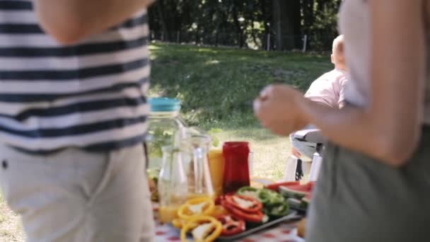 Video Van Ouders Die Praten Als Kinderen Spelen Opgenomen Met — Stockvideo