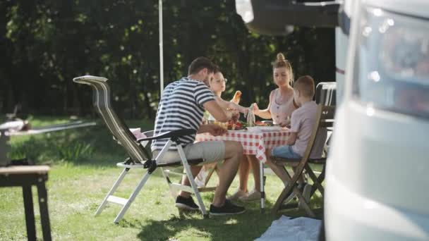 Vídeo Portátil Família Desfrutando Almoço Piquenique Campista Tiro Com Câmera — Vídeo de Stock