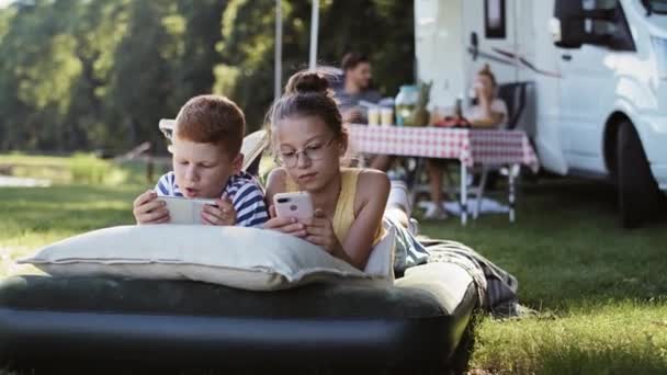 Seguimiento Vídeo Derecho Los Niños Con Teléfono Vacaciones Camping Fotografía — Vídeo de stock