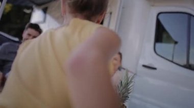 Limonata içmek için masaya koşan çocukların videosu. 8K 'da kırmızı helyum kamerayla çekildi.