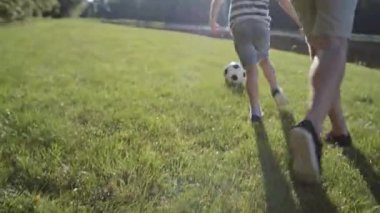Baba ve oğlunun tatilde futbol antrenmanı videolarını izliyorum. 8K 'da kırmızı helyum kamerayla çekildi.
