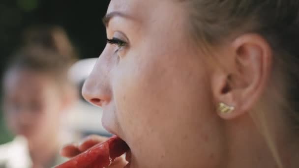 Vídeo Cerca Una Mujer Comiendo Sandía Fotografía Con Cámara Helio — Vídeo de stock