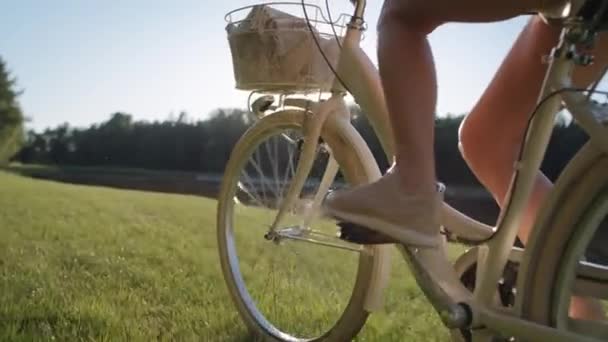 Vídeo Pessoa Irreconhecível Andando Bicicleta Pôr Sol Tiro Com Câmera — Vídeo de Stock