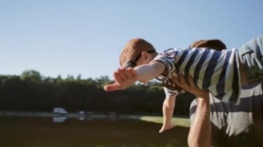 Baba ve oğlunun uçakla oynadığı bir video. 8K 'da kırmızı helyum kamerayla çekildi..