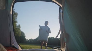 Çadıra koşan çocukların videosu. 8K 'da kırmızı helyum kamerayla çekildi.