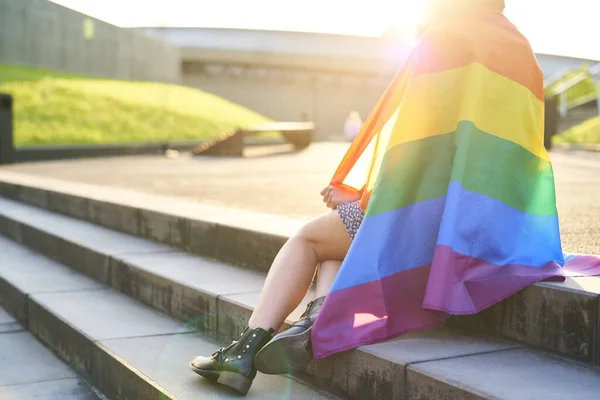 Onherkenbare Vrouw Met Regenboogvlag Zittend Trap — Stockfoto
