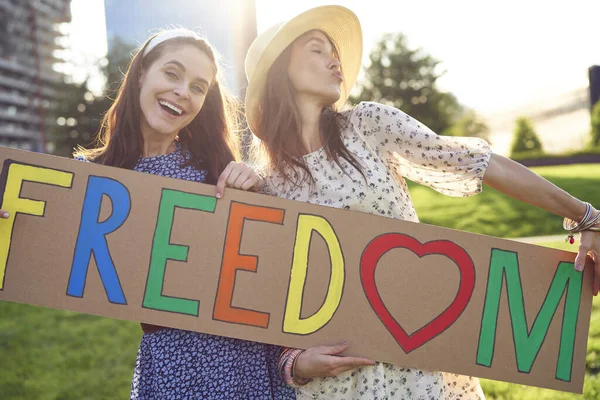 两个快乐的女人带着彩色广告牌 — 图库照片