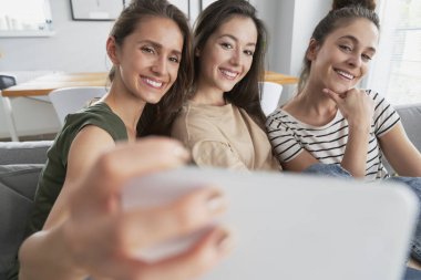 Selfie çeken en iyi üç arkadaşa yakın.