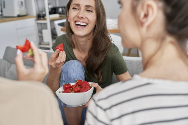 Τρεις Φίλοι Κουβεντιάζουν Και Τρώνε Εποχιακές Φράουλες — Φωτογραφία Αρχείου