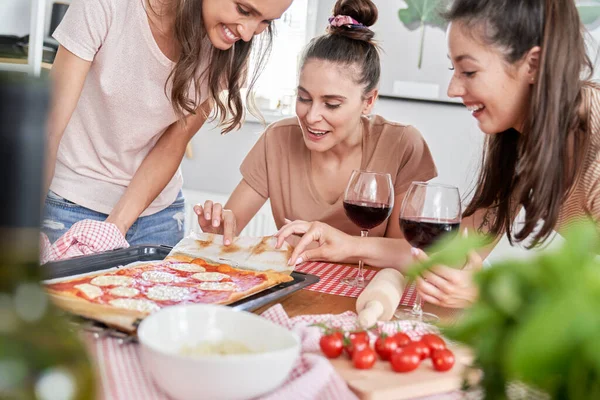 Tre Kvinnor Testar Hemmagjord Pizzakvarn — Stockfoto