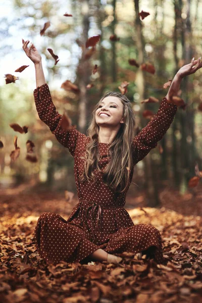 Hermosa Joven Lanzando Hojas Bosque Otoño —  Fotos de Stock