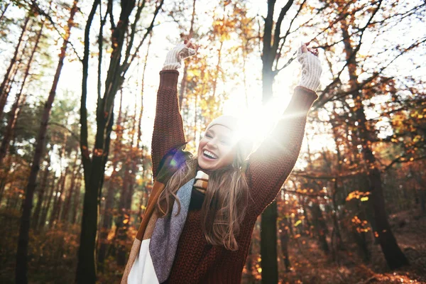 Glücklich Schöne Junge Frau Herbstlichen Wald — Stockfoto