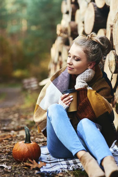 Krásná Mladá Žena Relaxace Lese Podzim — Stock fotografie