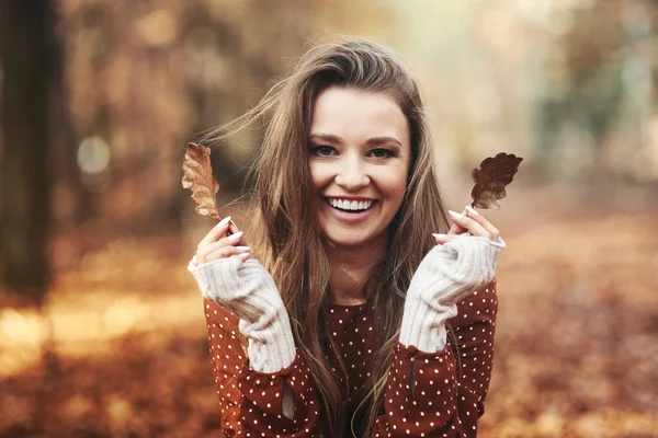 Gelukkig Mooi Vrouw Veel Plezier Het Bos Herfst — Stockfoto