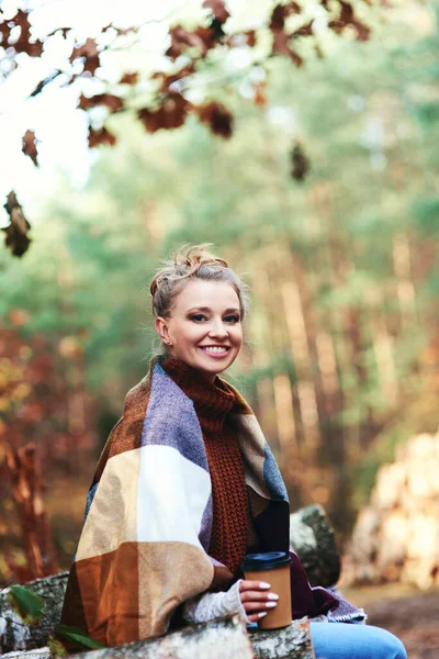 Retrato Mujer Hermosa Bosque Otoño — Foto de Stock