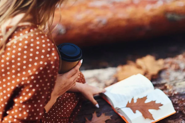 Gros Plan Détente Avec Livre Café Dans Forêt Automne — Photo