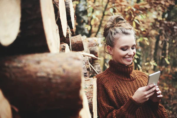 Leende Vacker Kvinna Med Digital Telefon Höstskogen — Stockfoto