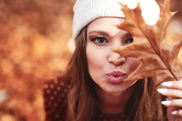 Vrouw Het Herfstbos Die Een Kus Geeft — Stockfoto