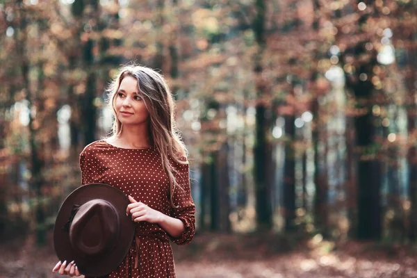 Женщина Гуляющая Осеннем Лесу — стоковое фото