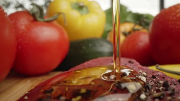 Çiğ Bifteğe Zeytinyağının Makro Videosunu Büyüt Kırmızı Helyum Kamerayla Çekildi — Stok video