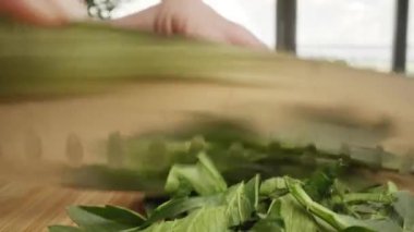 Elin marul kestiği makro videoyu büyüt. 8K 'da kırmızı helyum kamerayla çekildi.