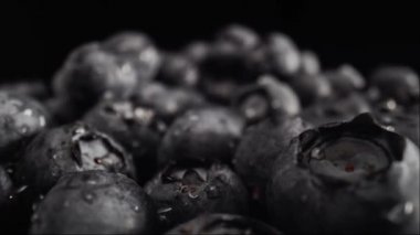 Mevsimlik yaban mersinlerinin makro videosunu büyüt. 8K 'da kırmızı helyum kamerayla çekildi.