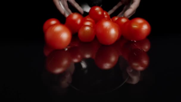 黒い表面にトマトのマクロビデオをズームアウトします 8Kでレッドヘリウムカメラで撮影 — ストック動画