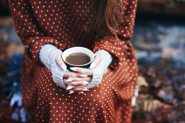 Mujer Irreconocible Sosteniendo Una Taza Café Bosque Otoño —  Fotos de Stock