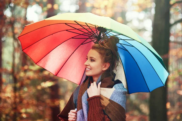 秋天的森林里 一个带着彩虹伞的漂亮女人 — 图库照片
