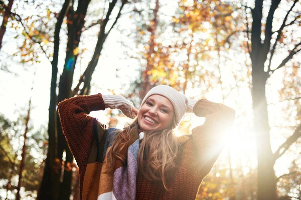 Glückliche Frau Herbstlichen Wald Mit Erhobenen Händen — Stockfoto