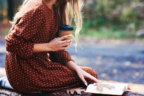 Mujer Sentada Con Una Taza Café Libros Aire Libre —  Fotos de Stock