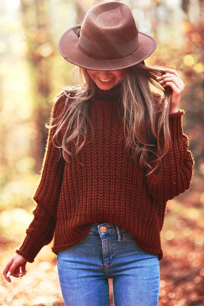 Young Woman Hat Autumn Forest — Stock Photo, Image