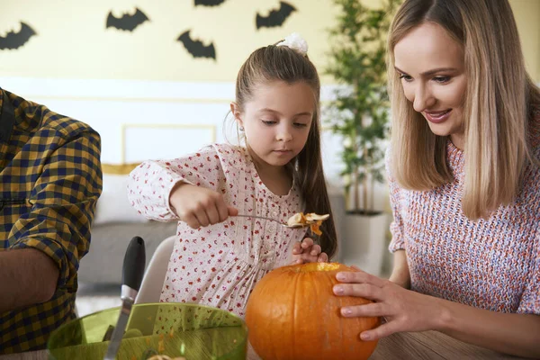 Mor Och Dotter Snida Pumpa — Stockfoto