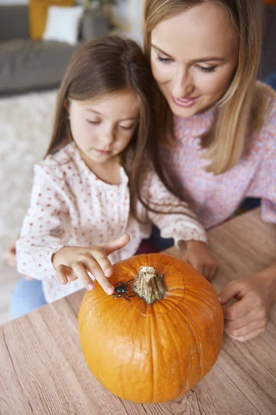 Mère Fille Faisant Des Décorations Pour Halloween — Photo