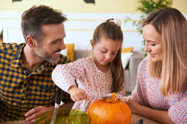 Lycklig Familj Snida Pumpa För Halloween — Stockfoto