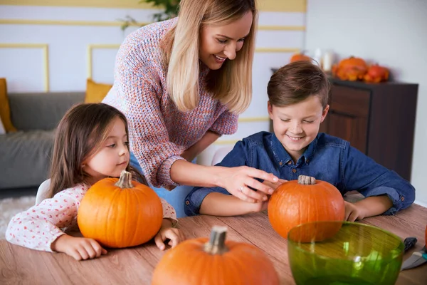 Díszítések Előkészítése Halloweenkor Családonként — Stock Fotó