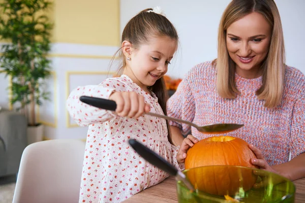 Mother Helping Daughter Carving Pumpkins — Stock Photo, Image