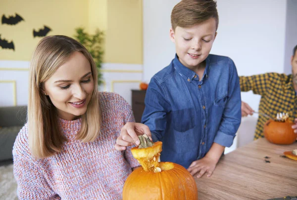 Föräldrar Och Barn Gör Snidade Pumpa — Stockfoto