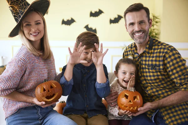 Porträtt Familj Och Halloween Pumpor — Stockfoto