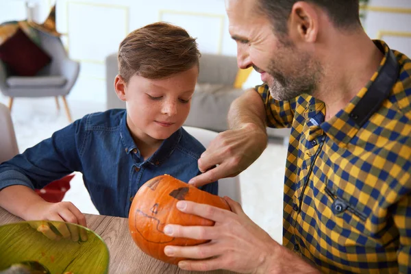 Menino Esculpindo Abóboras Com Pai Para Halloween — Fotografia de Stock