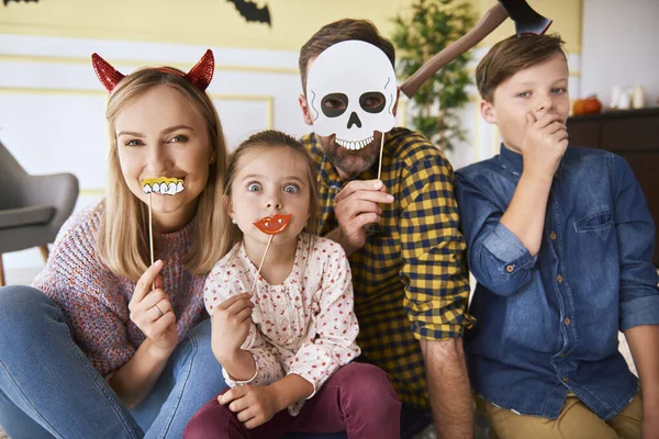 Retrato Familia Feliz Pasando Halloween Juntos Casa —  Fotos de Stock