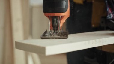 Elektrikli testereyle odun keserken çekilmiş bir video. 8K 'da kırmızı helyum kamerayla çekildi.