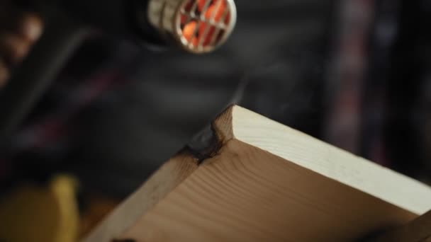 木製ヒートガンを使用して大工のハンドヘルドビデオ 8Kでレッドヘリウムカメラで撮影 — ストック動画